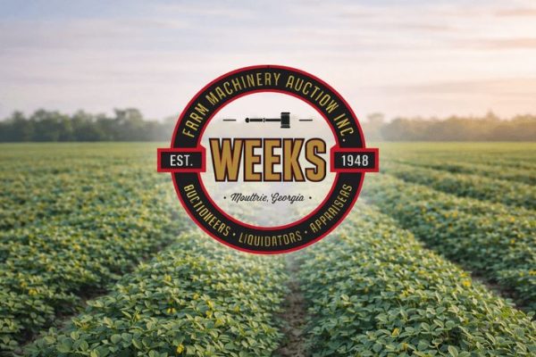 Logo von Weeks Farm Machinery Auction vor einem weiten Feld.