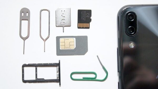 Smartphone, SIM-Karte, microSD-Karte und Werkzeuge zum Kartenwechsel