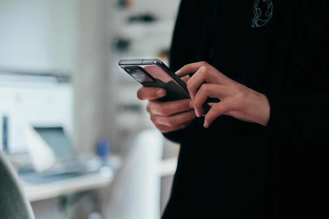 Person bedient ein Smartphone und prüft möglicherweise Einstellungen zum Mobilfunk
